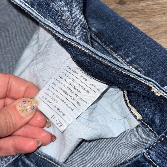 Kancan • Estilo Cropped Fray Hem Jeans - Picture 4 of 8